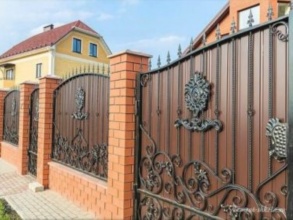 Кирпичный забор с ковкой  150 метров фото в Столбовой