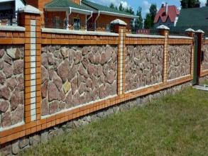 Кирпичный забор с камнем 12 метров фото в Столбовой