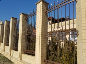 Кирпичный забор с ковкой  10 метров фото в Столбовой